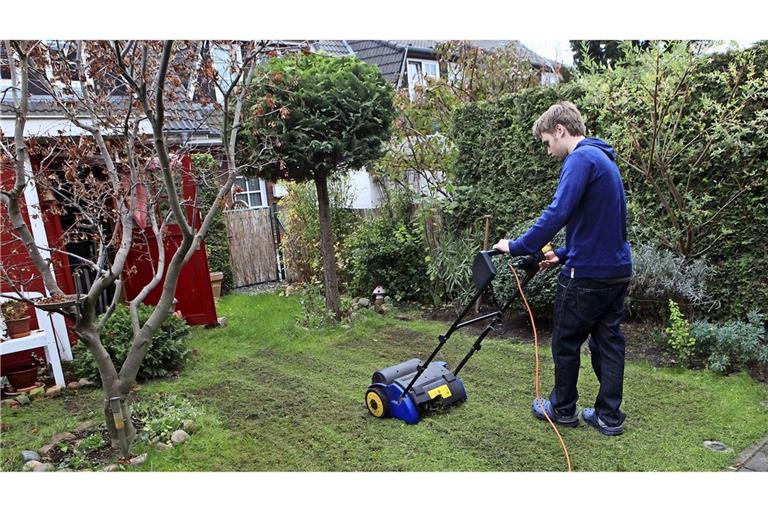 Elektrisches Vertikutiergerät für gepflegten Rasen.