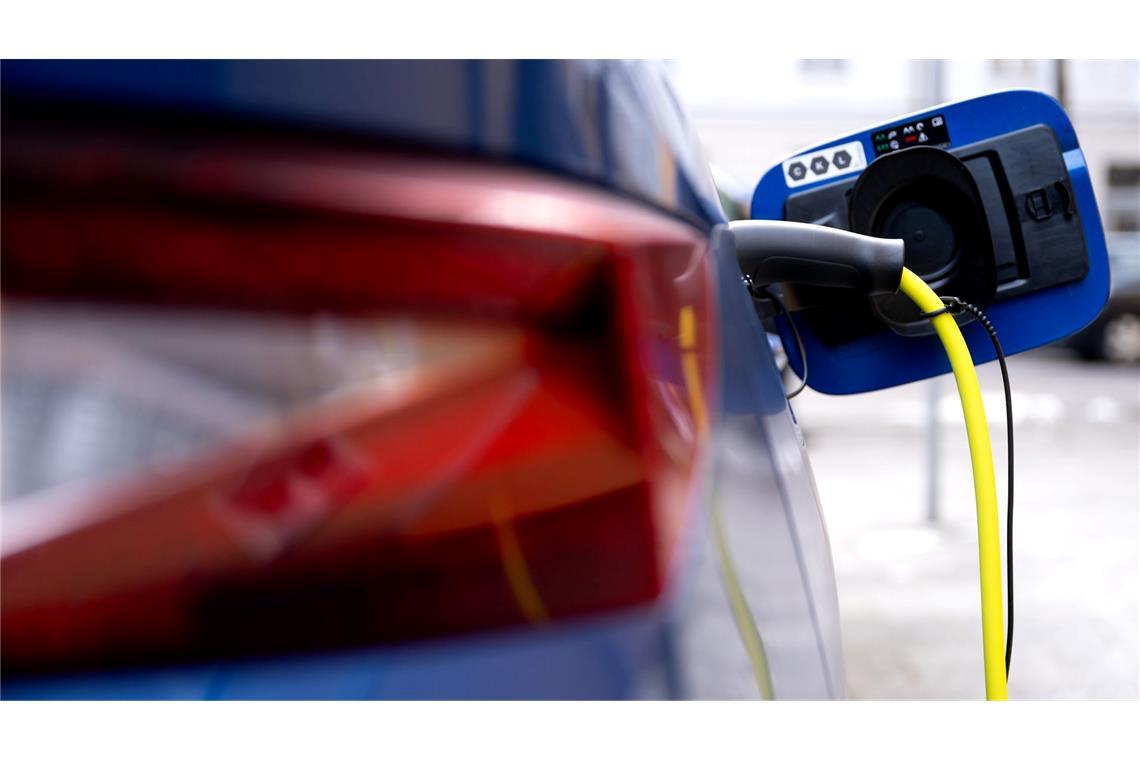 Autohandel erwartet "Rabattschlacht" bei Elektroautos Elektroauto beim Laden. Im zweiten Halbjahr könnten die Preise purzeln. (Symbolbild)