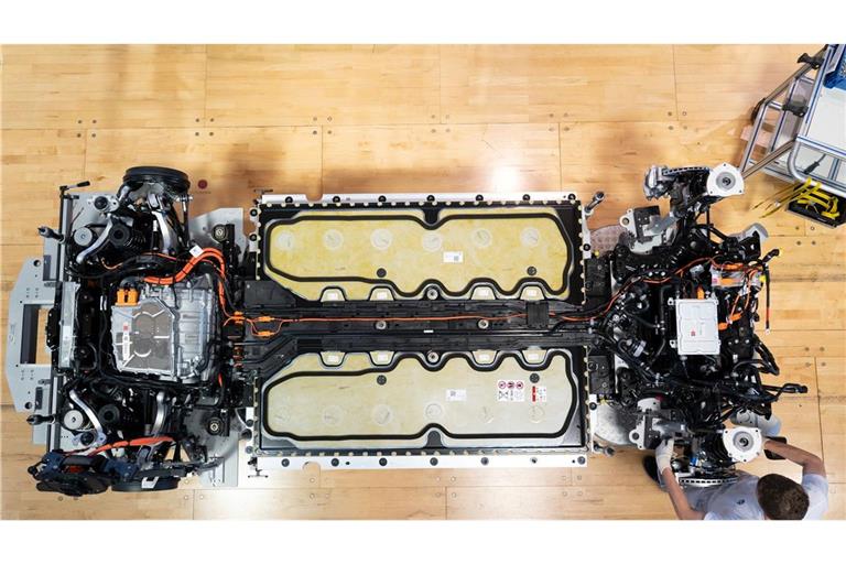 Elektroauto in der Herstellung. Die braucht in der Regel - vor allem wegen der Batterie - mehr CO2 als bei einem Verbrenner, im Betrieb wird das aber mehr als ausgeglichen. (Archivbild)