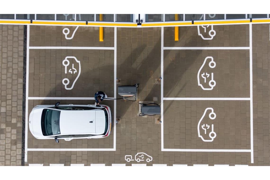 Elektroautos werden immer beliebter. Allerdings dominiert China den Markt bei der Herstellung der Batterien. Diese Abhängigkeit ist der EU ein Dorn im Auge.