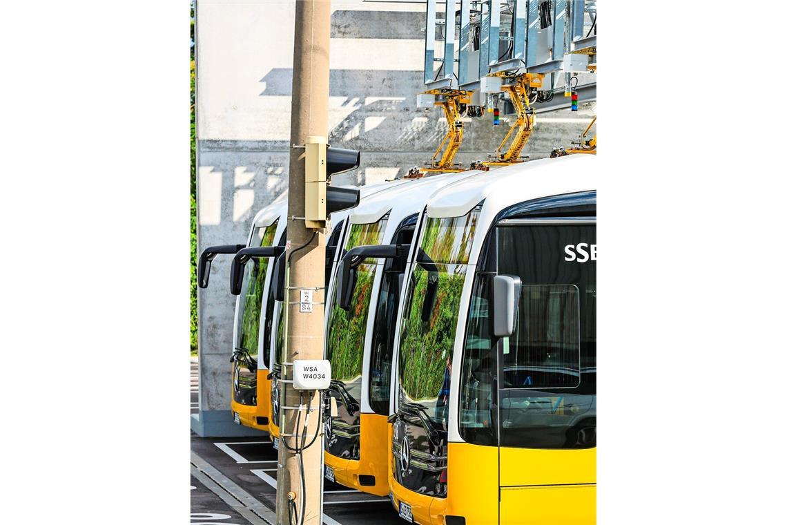 Elektrobusse der SSB beim Laden im Betriebshof in Möhringen.