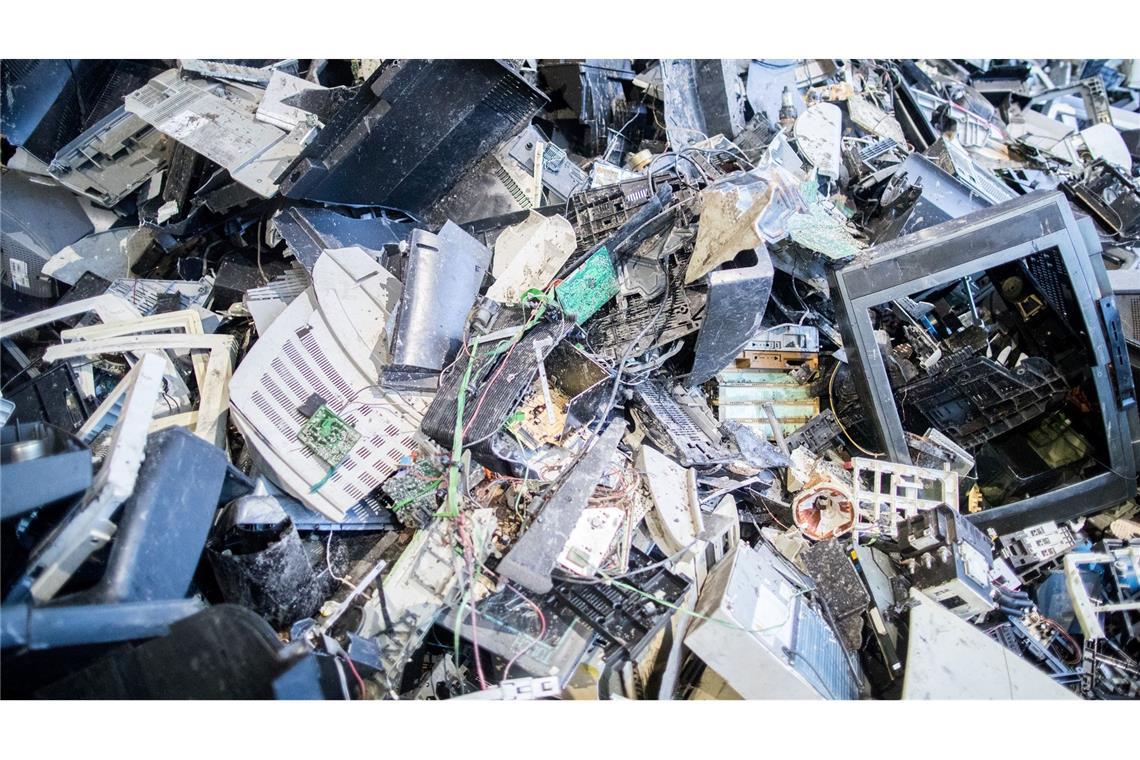 Elektroschrott liegt in einer Halle einer Recyclingfirma. (Archivbild)