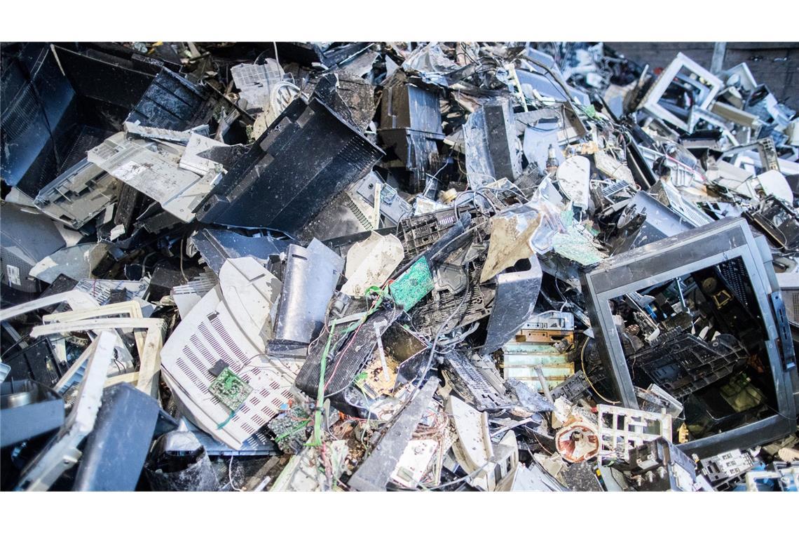 Elektroschrott liegt in einer Halle einer Recyclingfirma im nordrhein-westfälischen Lünen:  Auf dem Planeten wird einem neuen UN-Bericht zufolge immer mehr Elektroschrott produziert. Das Recycling kommt nicht hinterher.