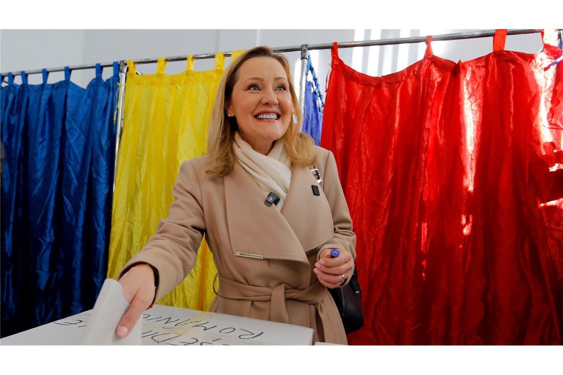 Zwischenstand: Linke in Rumänien vorn - Ultrarechte stark Elena Lasconi von der konservativ-liberalen Reformpartei USR kandidiert in der Stichwahl gegen den kremlfreundlichen Rechtsextremisten Calin Georgescu für das Präsidentenamt.