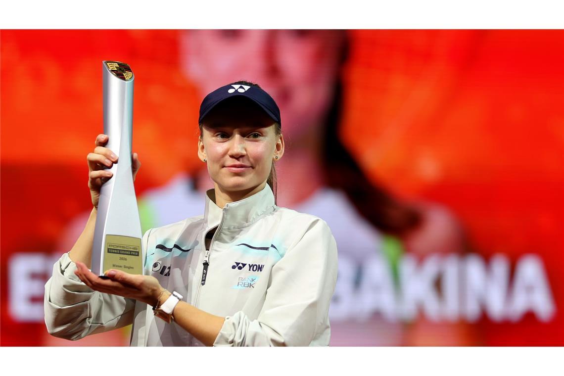 Elena Rybakina ist die Siegerin des Porsche Tennis Grand Prix 2026.  Das Finale gewinnt die Kasachin deutlich in zwei Sätzen  mit 7:5 und 6:1 gegen die Weltranglisten-Elfte  und Überraschungsfinalistin Karolina Muchova aus Tschechien. Rybakina triumphiert nach 2024 bereits zum zweiten Mal bei dem Turnier in Stuttgart.