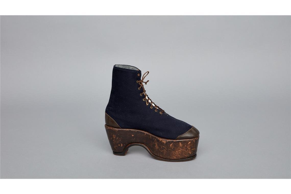 Möbel im Shaker Stil – cooles Design für die Ewigkeit „Elevator“, Orthopädischer Schuh, Canterbury, New Hampshire, ca. 1900. Auch Inklusion war schon bei den Shakern angesagt, der Schuhe wurde für Gehbehinderte entworfen.