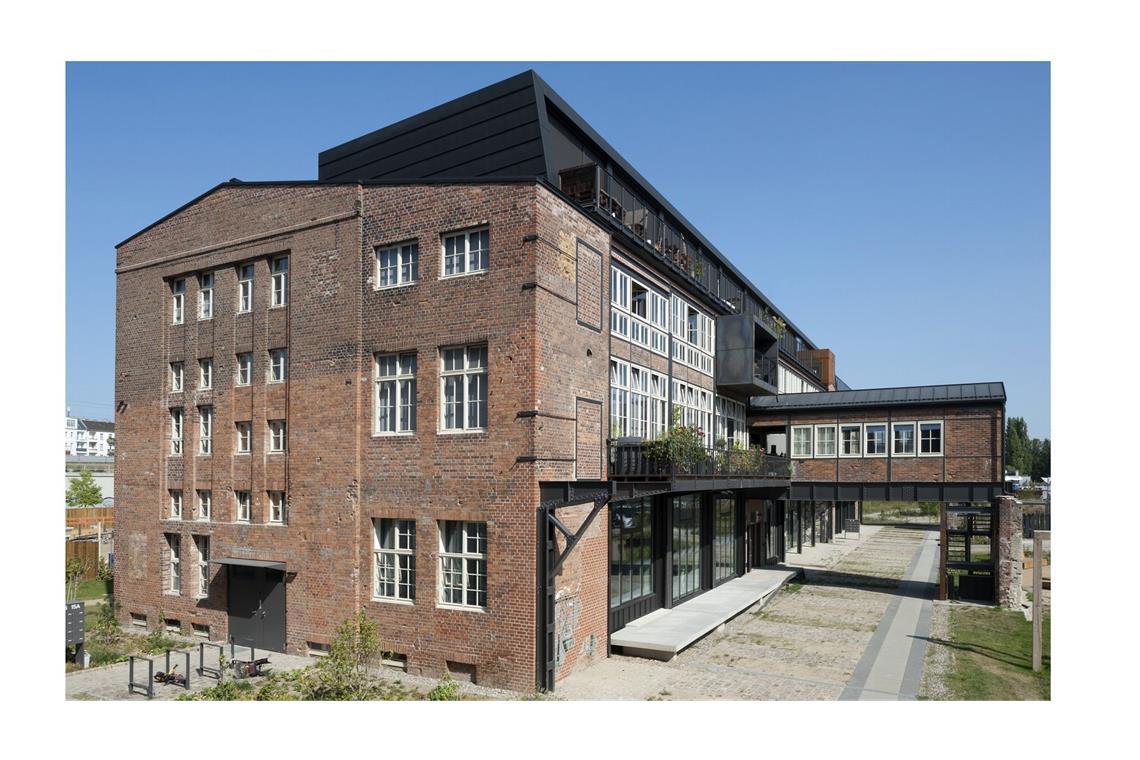 Vom einstigen Lost Place zum preiswürdigen Wohnhaus Elf Projekte haben es in die engere Wahl geschafft, darunter die Revitalisierung eines historischen Gebäudes: „Glashütte Alt Stralau“ in Berlin durch Eyrich-Hertneck Architekten aus Berlin, Bauherrin ist die Baugruppe Glashütte Alt-Stralau. Bis in die 1990er Jahre wurde hier Glas produziert. Nun sind 25 Wohneinheiten durch die Umwidmung entstanden.
