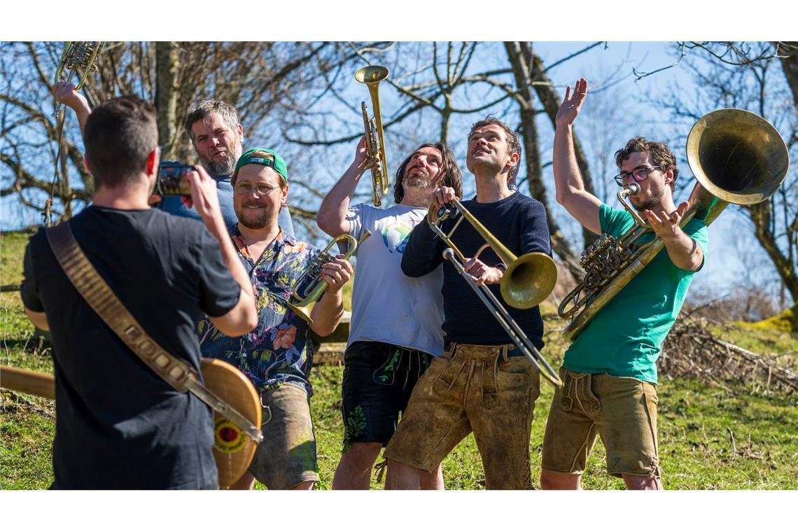 LaBrassBanda feiern die "Polka Party" Elf Songs sind auf dem Album, bei denen sich dieses Mal unter die erfolgreiche Kombination aus bayerischer Blasmusik, Pop und Ska noch eine gute Prise Balkan-Klang mischt.