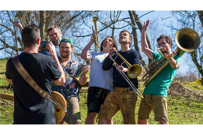 Elf Songs sind auf dem Album, bei denen sich dieses Mal unter die erfolgreiche Kombination aus bayerischer Blasmusik, Pop und Ska noch eine gute Prise Balkan-Klang mischt.