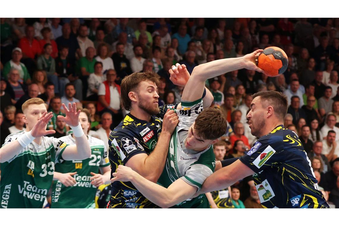 Elias Newel versucht sich durchzutanken.