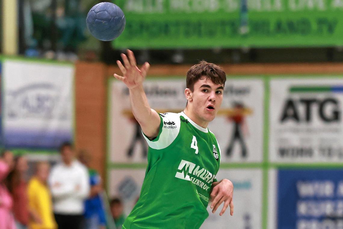 Elias Newel: Erst das Bundesligadebüt für Frisch Auf Göppingen, dann im DHB-Trikot Elias Newel war in den vergangenen vier Wochen nicht nur für den HCOB am Ball. Der talentierte Rückraumspieler feierte sein Debüt für Frisch Auf Göppingen und im deutschen Juniorennationalteam. Foto: Alexander Becher