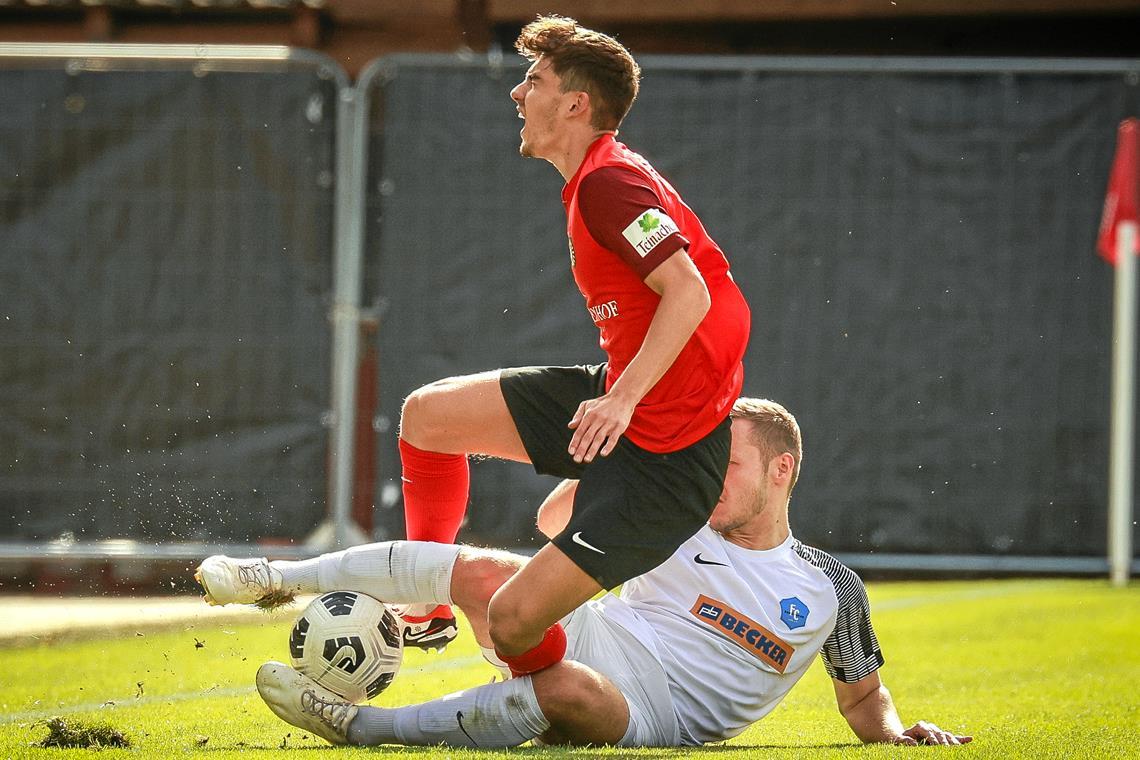 Eine Fußballliebe auf den dritten Blick Elias Rahn erlebte als Fußballer bereits einige harte Tage. Diese Saison läuft es aber für ihn und die SG Sonnenhof. Foto: Alexander Becher