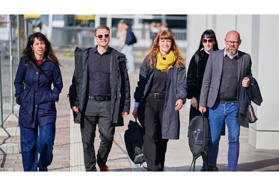 Elif Eralp (Die Linke, l-r), Vorsitzende der Linksfraktion im Berliner Abgeordnetenhaus, Maximilian Schirmer, Vorsitzender der Partei Die Linke in Berlin, Kerstin Wolter, Vorsitzende der Partei Die Linke in Berlin,  und Tobias Schulze, Fraktionsvorsitzender der Fraktion Die Linke im Berliner Abgeordnetenhaus, kommen zu Gesprächen über die Regierungsbildung nach der Wahl zum Berliner Abgeordnetenhaus.