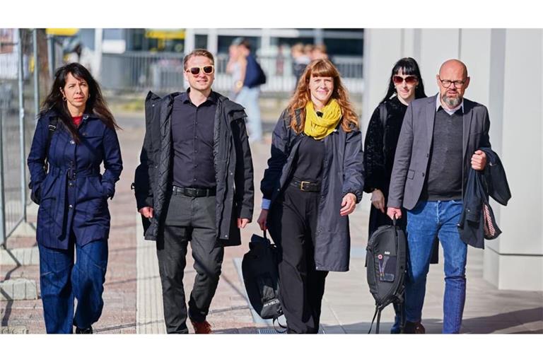 Elif Eralp (Die Linke, l-r), Vorsitzende der Linksfraktion im Berliner Abgeordnetenhaus, Maximilian Schirmer, Vorsitzender der Partei Die Linke in Berlin, Kerstin Wolter, Vorsitzende der Partei Die Linke in Berlin,  und Tobias Schulze, Fraktionsvorsitzender der Fraktion Die Linke im Berliner Abgeordnetenhaus, kommen zu Gesprächen über die Regierungsbildung nach der Wahl zum Berliner Abgeordnetenhaus.