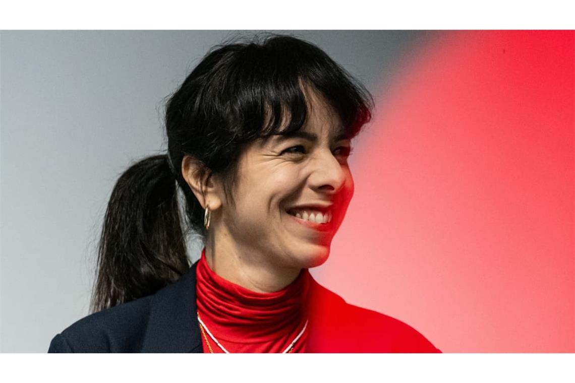 Elif Eralp, Fraktionsvorsitzende der Partei Die Linke im Berliner Abgeordnetenhaus, lächelt auf einer Pressekonferenz im Haus der Statistik.