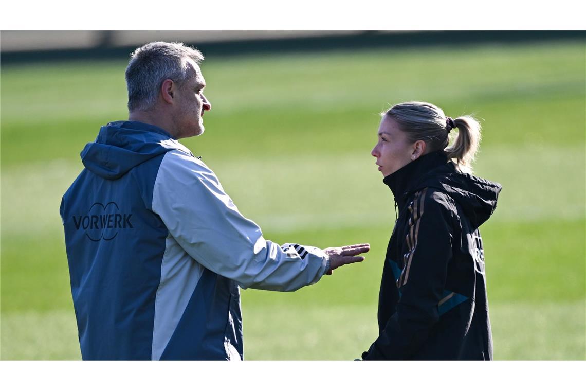 Mittelfeld-Casting bei DFB-Frauen: Schafft es Oberdorf noch? Elisa Senß (r) überzeugte zuletzt Bundestrainer Christian Wück.