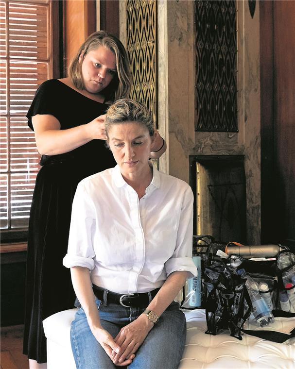 „Soko Stuttgart“ ermittelt in der Villa Franck Elisabeth von Koch (vorne) wird in der Maske für den nächsten Dreh vorbereitet. Fotos: J. Fiedler