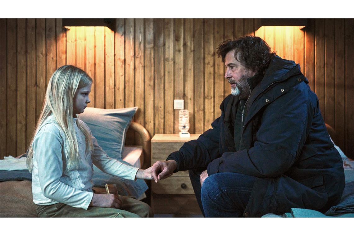 Eliza (Hanna Heckt) fasst Vertrauen zu Berg.