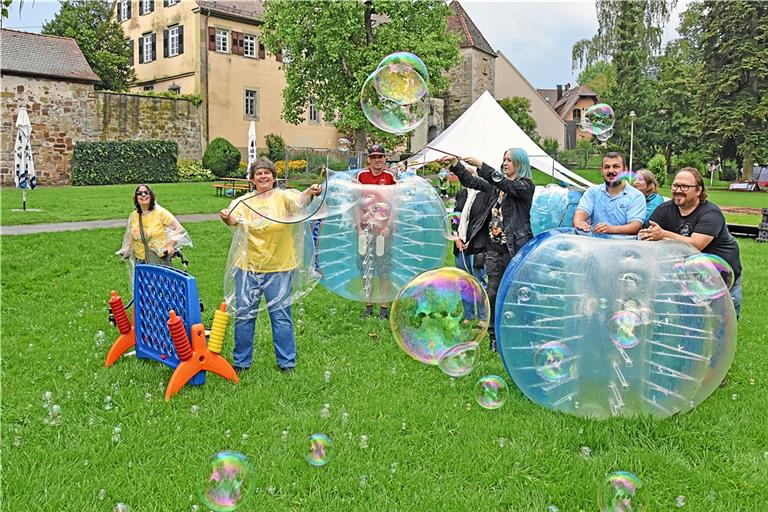 Elke Tigli, Tanja Uter, Jens Pustlauk, Sara Holp, Mohammad Albadavi, Petra Baader und Armin Holp (von links) lassen sich die Laune nach dem Schauer nicht verderben. Die Vielfaltgames im Stadtgarten fallen aber so gut wie ins Wasser. Foto: Tobias Sellmaier