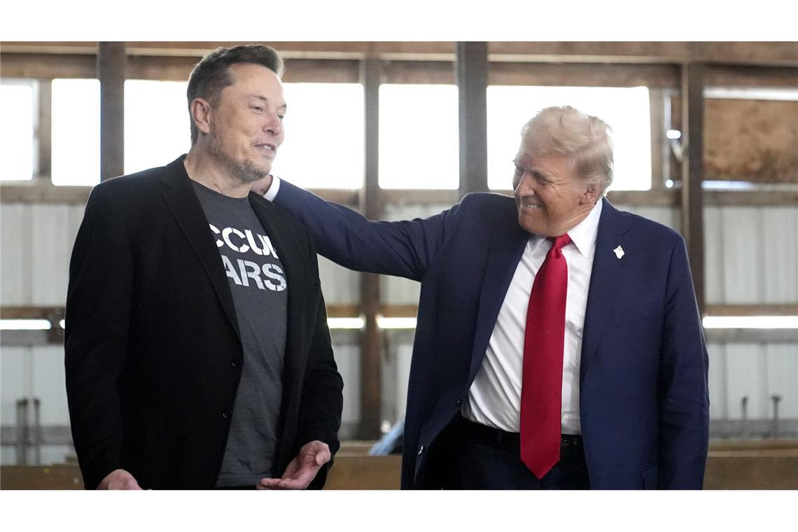 Fake-Video: US-Präsident Trump küsst Füße von Elon Musk Elon Musk, CEO von Tesla und SpaceX, und US-Präsident Donald Trump. In einem Fake-Video küsst Trump Musk die Füße (Archivfoto).