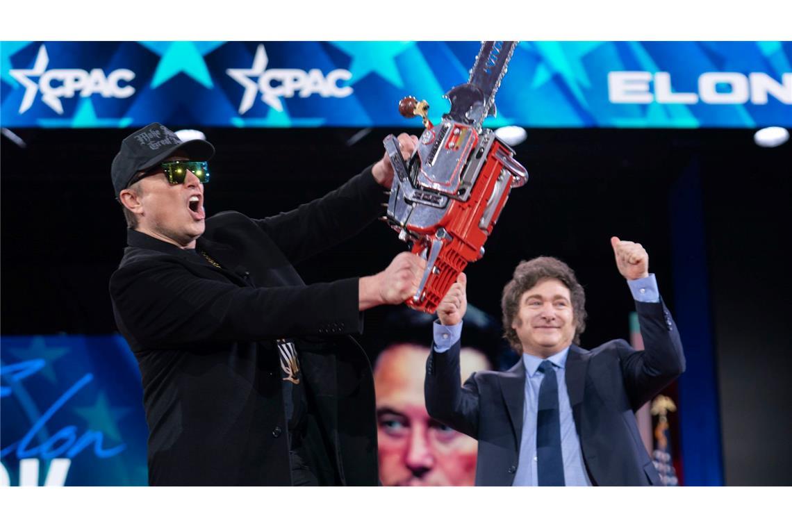 Bilder des Tages Elon Musk hält eine Kettensäge, die er vom argentinischen Präsidenten Javier Milei (r) erhalten hat.
