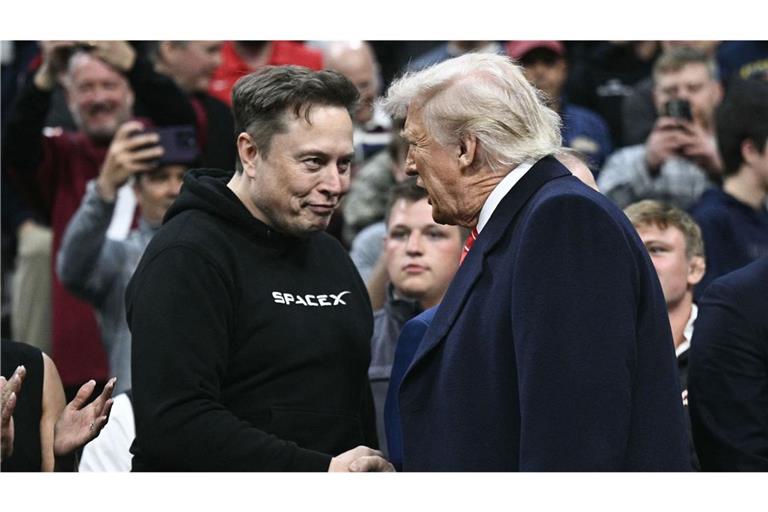 Elon Musk (links) rudert zurück.