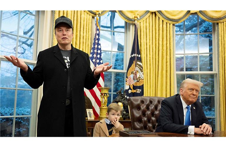 Elon Musk mit seinem Sohn  X Æ A-XII zu Besuch bei Donald Trump (re.) im Weißen Haus