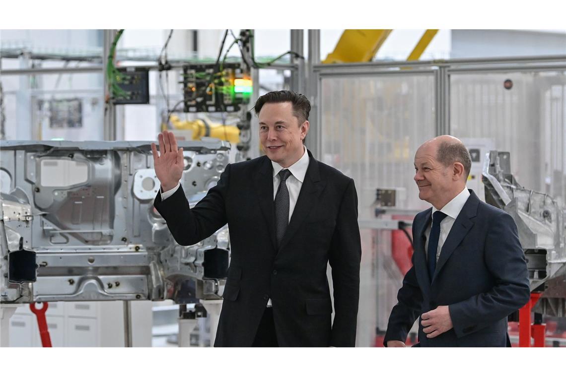 Musk beleidigt Scholz und fordert dessen Rücktritt Elon Musk und Olaf Scholz bei der Eröffnung der Tesla-Fabrik Berlin Brandenburg (Archivbild)