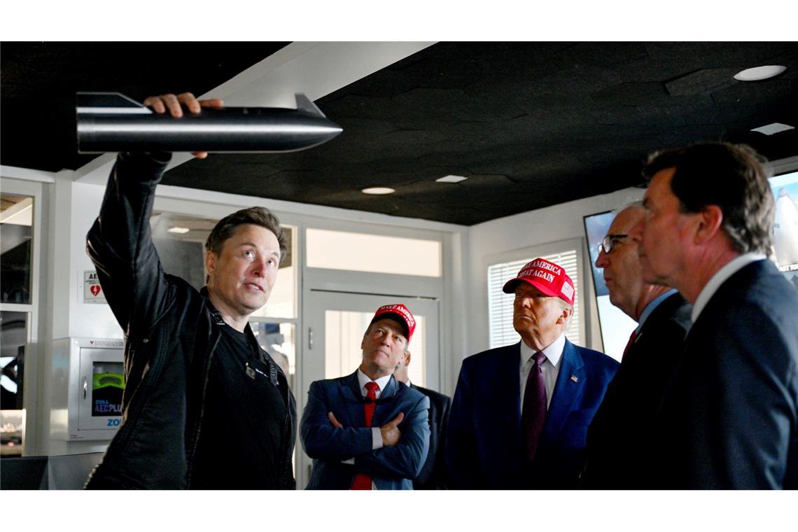Bilder des Tages Elon Musk zeigt seinen Besuchern, wie der Hase läuft - bzw seine Space X Starship Rakete fliegen wird.