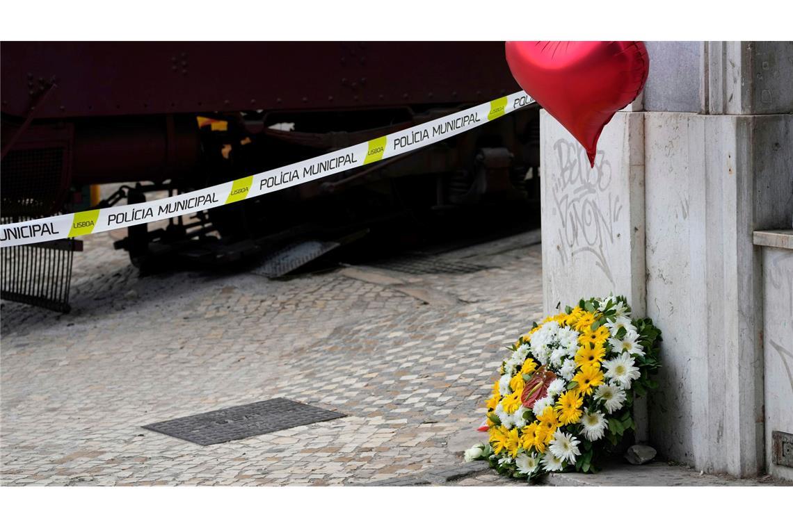 Erster Bericht: Kabel löste sich von Todes-Bahn in Lissabon Eltern aus Deutschland haben ihren Sohn, den die Polizei schon unter den Todesopfern vermutete, schwer verletzt aber lebend in einem Krankenhaus von Lissabon gefunden.