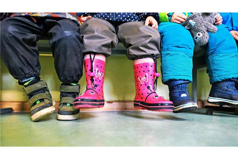 Eltern, Erzieherinnen und Erzieher wissen: die Abgabe der Kleinen in der Kita-Garderobe kann nervlich herausfordernd sein.