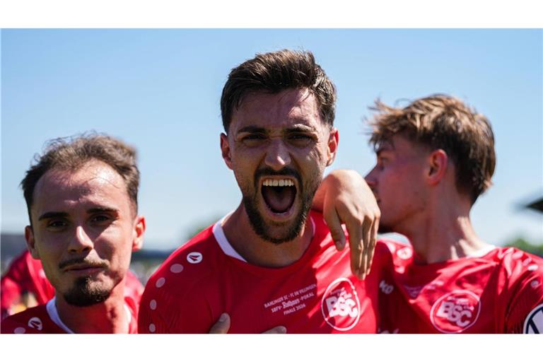 Elvir Zukaj (Mitte) kommt vom Bahlinger SC zu den Stuttgarter Kickers.             


Foto: IMAGO/Beautiful Sports