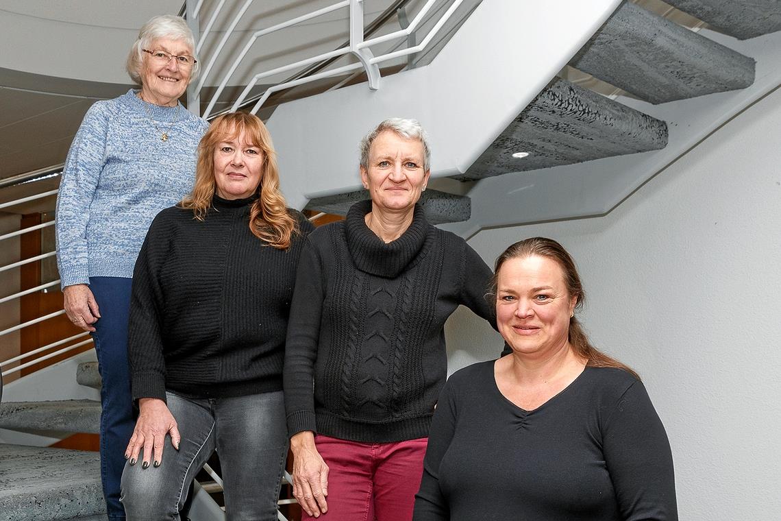 Was ein Gesicht über das Leben erzählt Elvira Käßer, Marion Hieber, Regina Beuter und Sonja Fischer (von links) freuen sich über die Möglichkeit, als Mitglieder des Kunst- und Maltreffs in der Kreissparkasse ausstellen zu können.