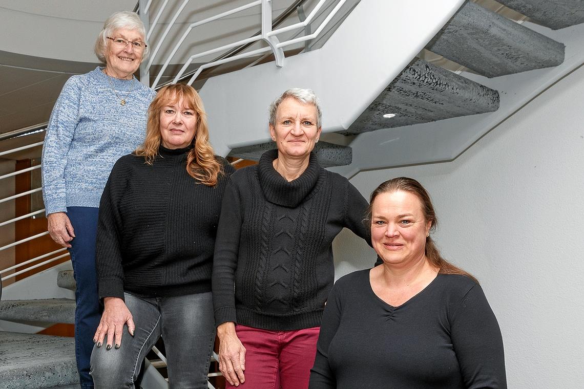 Elvira Käßer, Marion Hieber, Regina Beuter und Sonja Fischer (von links) freuen sich über die Möglichkeit, als Mitglieder des Kunst- und Maltreffs in der Kreissparkasse ausstellen zu können.