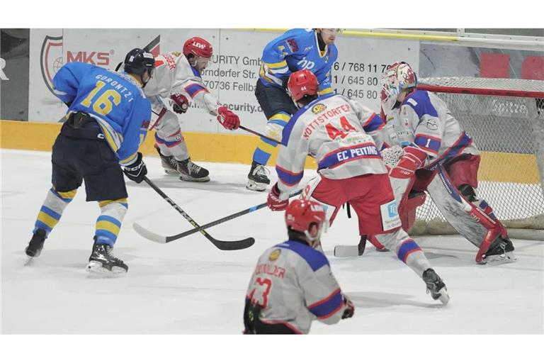 Elvis Gorontzy-Slack (links) erzielte bei der Saison-Auftaktpartie in der Eissporthalle Peiting den Führungstreffer für die Stuttgart Rebels.