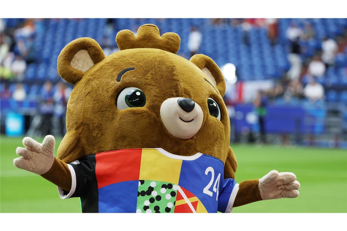 EM-Maskottchen Albärt: Youtuber Marvin Wildhage hat sich am Freitag mit dem Kostüm ins Stadion geschlichen.