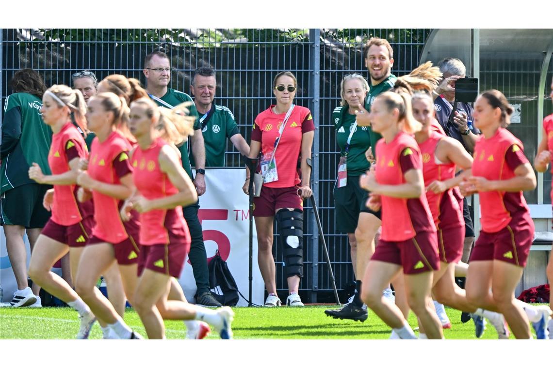 Bilder des Tages EM-Training ohne Kapitänin: Giulia Gwinn muss verletzt zuschauen