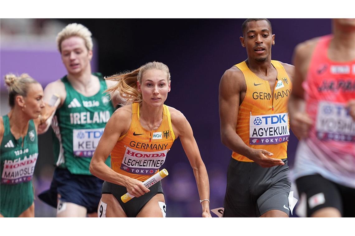 Emil Agyekum, übergibt an Elisa Lechleitner aus Deutschland.