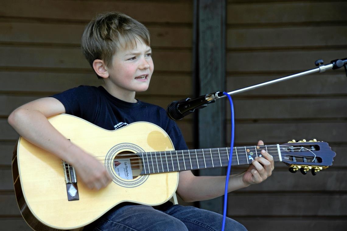 Emilian Abele hat erst ein paar Jahre Unterricht, bei seinem Auftritt im Stadtgarten beeindruckte der Zehnjährige sein Publikum. Foto: E. Klaper