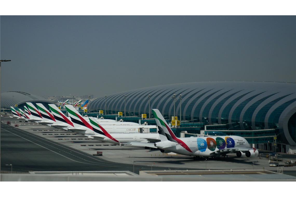 Emirates-Flugzeuge werden nach der Schließung des Dubai International Airport geparkt.