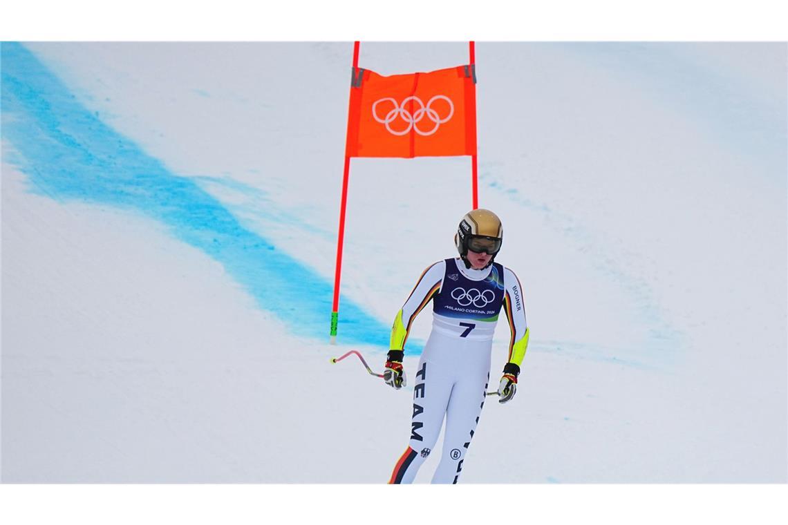 Emma Aicher  fährt nach dem Ausscheiden Richtung Ziel.