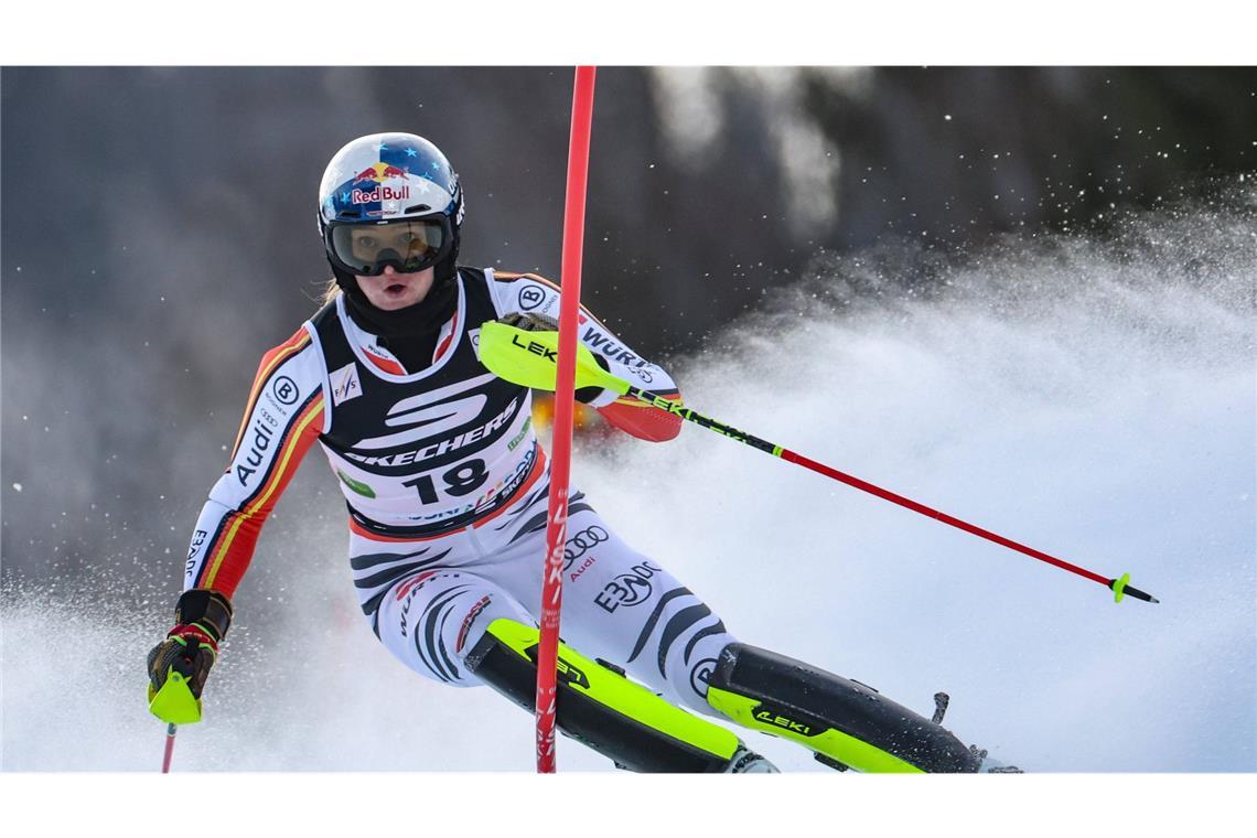 Emma Aicher: Im schwedischen Sundsvall geboren, dann eine Weile im schweizerischen Engelberg gelebt, danach die Schule in Berchtesgaden besucht, heute wohnhaft in Salzburg – und trotzdem eine Athletin aus Baden-Württemberg. Wie das geht? Frag nach bei Emma Aicher. Wobei das mit dem Fragen und Antworten ja so eine Sache ist bei der 22-Jährigen, die von sich selbst sagt, dass sie in der Öffentlichkeit nicht gerade dazu neigt, große Reden zu schwingen. Aber das mit der Herkunft ist ja eh längst geklärt. Emma Aicher, die alpine Skirennläuferin, startet für den SC Mahlstetten, da ihr Vater Andreas aus der Gemeinde im Landkreis Tuttlingen stammt. Ihre Mutter Viktoria ist Schwedin, weshalb Aicher zunächst auch unter der blau-gelben Flagge startete. Zur Saison 2020/2021 wechselte sie zum Deutschen Skiverband, der sich seitdem freut, eine Art Nachfolgerin von Maria Riesch zu haben. Die war einst eine vorzügliche Allrounderin, trumpfte in gleich mehreren Disziplinen auf und wurde dreimal Olympiasiegerin. Kann das auch Emma Aicher schon schaffen? Zumindest ist sie in Medaillenform, hat in Abfahrt und Super-G je einen Weltcup gewonnen in dieser Saison und ist im Slalom mehrfach aufs Podest gefahren. Zum „erweiterten Kreis der Mitfavoritinnen“ zählt sich Emma Aicher – und weiß übrigens, wie es sich anfühlt, so eine Olympia-Medaille um den Hals zu haben. 2022 holte sie Silber mit dem deutschen Alpin-Team.