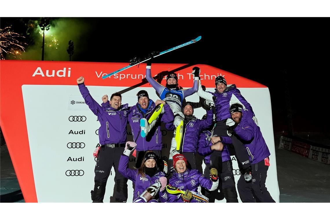 Emma Aicher (oben M, Deutschland) jubelt auf dem Podium mit den Teamkollegen.