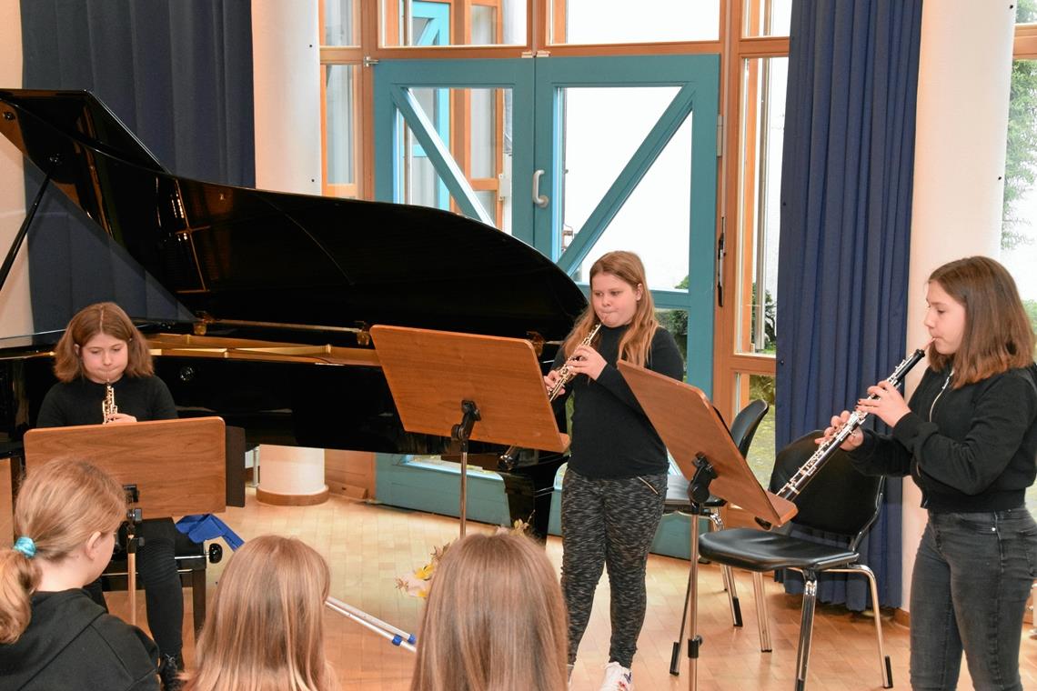 Eine Matinee als Prüfungsvorbereitung Emma Graf, Milena Honczek und Mathilda Klasen (von links) haben sich ein Stück aus dem Barock vorgenommen – das „Ritornello“ von Valentin Rathgeber – und harmonieren als Trio bestens. Foto: Elisabeth Klaper