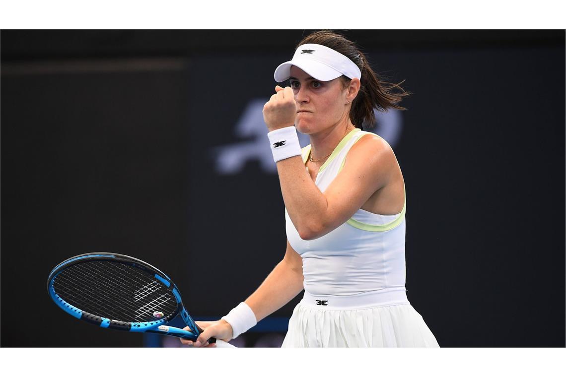 Weltstars & Wildcards – das Duell der Generationen Emma Navarro (23 Jahre alt, WTA-Rang 11): 2024 wurde Emma Navarro von der Vereinigung professioneller Tennisspielerinnen (WTA) als „Most Improved Player“ (Spielerin mit der größten Leistungssteigerung) ausgezeichnet. Die US-Amerikanerin hat in ihrem jungen Alter bereits eine beachtliche Karriere hingelegt. Ihr größter Erfolg war das Erreichen des Halbfinals bei den US Open 2024. Ruhe und Spielintelligenz haben ihr den kontinuierlichen Aufstieg in der Tenniswelt ermöglicht. Navarros Debüt in Stuttgart bereichert das ohnehin schon hochkarätige Teilnehmerfeld.