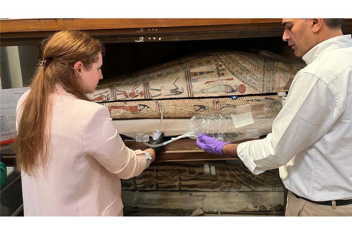 Der Duft altägyptischer Mumien Emma Paolin und Abdelrazek Elnaggar von der Universität Ljubljana nahmen Luftproben im Ägyptischen Museum in Kairo.