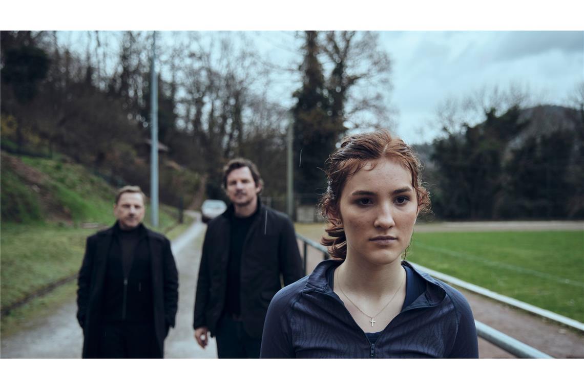 „Lass sie gehen“: Wie war der neue „Tatort“ aus Stuttgart? Emma Riedle (Irene Böhm) fühlte sich von der Schwester im Stich gelassen, weil sie allein in der Gaststätte der Eltern helfen muss. Thorsten Lannert (Richy Müller,l.) und Sebastian Bootz (Felix Klare) versuchen, mit ihr zu reden.