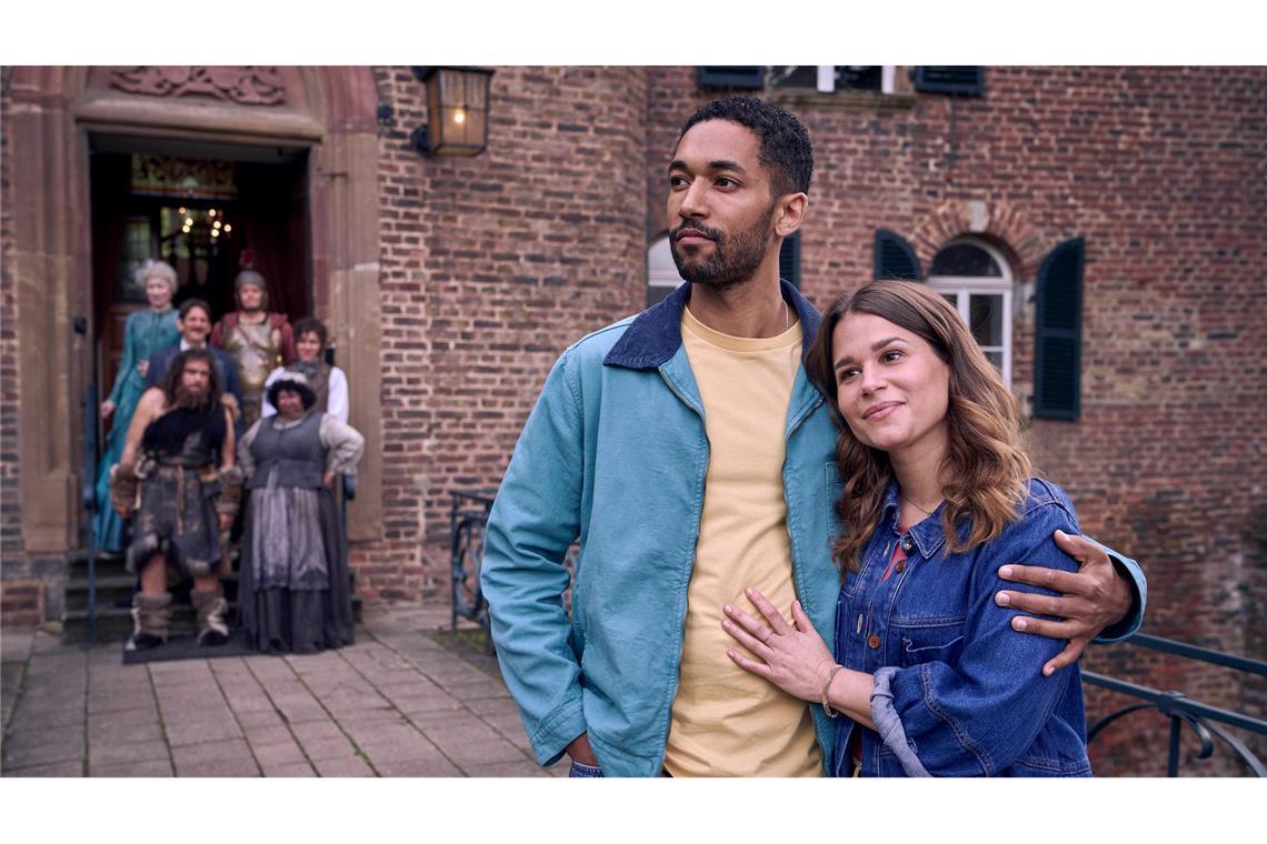 Geister-Comedy "Ghosts" zeigt Herz und Humor Emma und Felix haben gespenstische Untermieter.