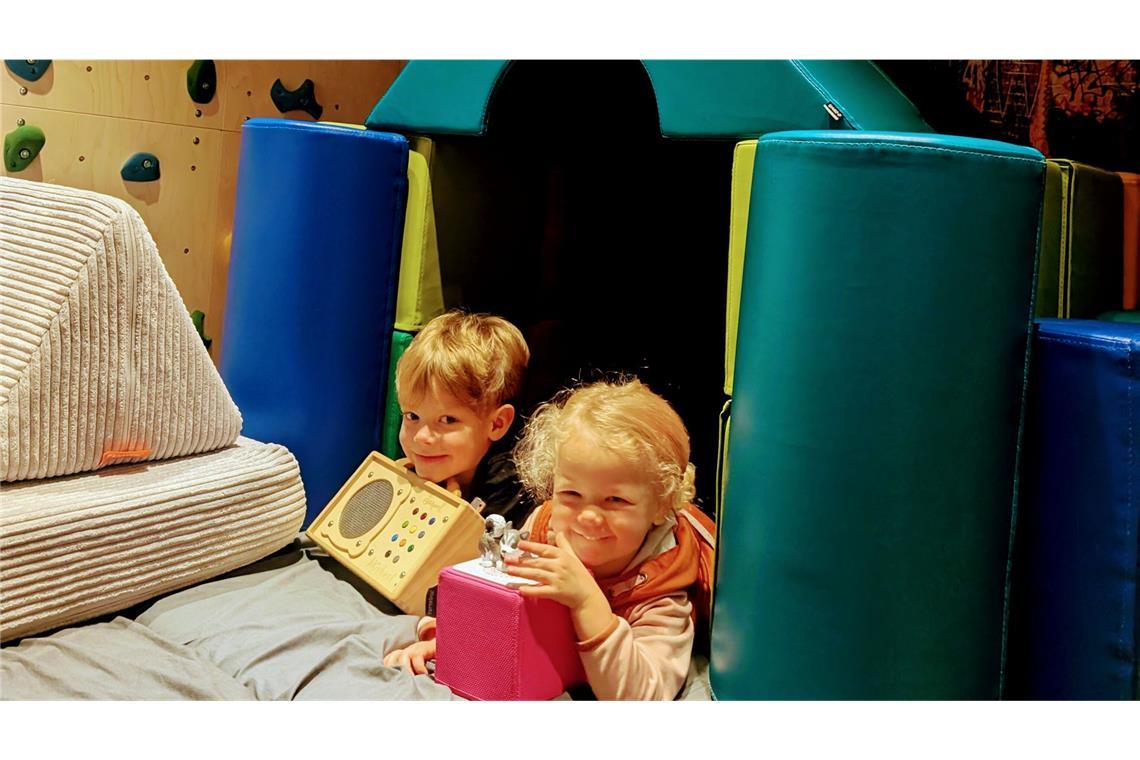 Eltern geben Tipps: Damit spielen Kinder Jahre später immer noch Emma und Samuel hören gern Hörbert oder Toniebox im Haus aus Softbausteinen. Auch ihr 14-jähriger Bruder spielt da gerne noch mit.