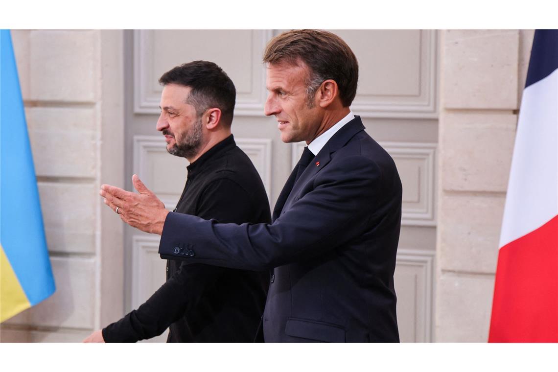 Macron: 26 Länder wollen Truppen Richtung Ukraine entsenden Emmanuel Macron empfängt Wolodymyr Selenskyj beim Treffen der Unterstützerstaaten in Paris.